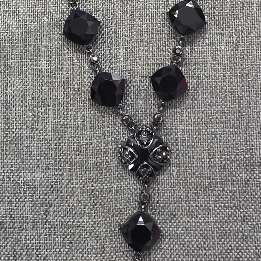 Vintage Signed Trifari Y-drop necklace with black arcrylic faceted stones. EUC - Picture 11 of 11